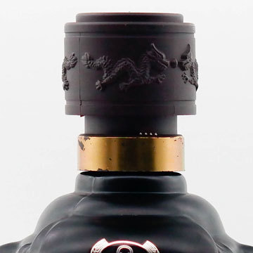 定制龍型噴涂酒瓶 容量500ml黑色玻璃酒瓶 設(shè)計烤花玻璃瓶